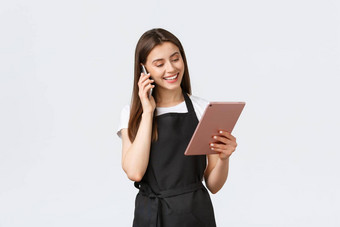 杂货店商店员工小业务咖啡商店概念可爱的微笑女售货员黑色的围裙确认订单会说话的客户电话数字平板电脑