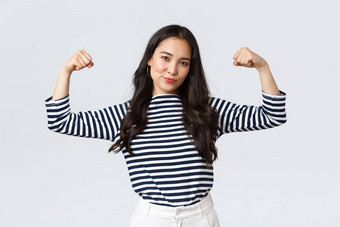 生活方式人情绪休闲概念强大的自信亚洲女人flex肱二头肌吹牛完美的形状注册健身房会员吹牛肌肉锻炼感觉强大的