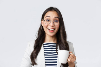 业务金融就业女成功的企业家概念特写镜头即将离任的微笑亚洲办公室工人会说话的同事办公室厨房喝咖啡
