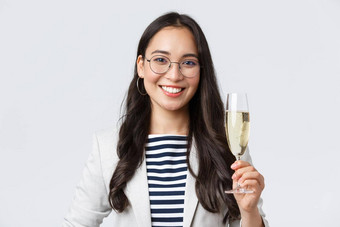 业务金融就业女成功的企业家概念快乐亚洲女商人庆祝签署合同办公室聚会，派对喝香槟