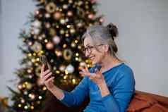 快乐笑脸脸高级上了年纪的女人智能手机视频调用