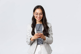 业务金融就业女成功的企业家概念女商人等待客户端检查消息智能手机穿眼镜移动屏幕