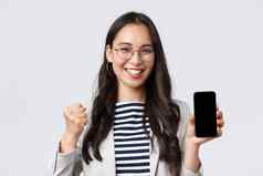 业务金融就业女成功的企业家概念快乐欢乐女商人显示愉快的新闻智能手机拳头泵庆祝活动胜利
