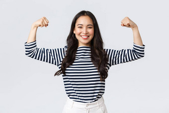 生活方式人情绪休闲概念强大的自信亚洲女人flex肱二头肌吹牛完美的形状注册健身房会员吹牛肌肉锻炼感觉强大的