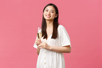 庆祝活动聚会，<strong>派</strong>对假期有趣的概念<strong>微</strong>笑快乐生日女孩白色衣服享受庆祝朋友持有玻璃香槟粉红色的背景