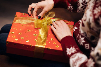女孩开放圣诞现在可爱的女人坐在装饰圣诞节房间开放礼物盒子