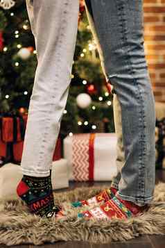双脚穿着圣诞节soks大气圣诞节腿冬天圣诞节袜子舒适的首页室内圣诞节袜子的想法快乐家庭脚色彩斑斓的羊毛袜子