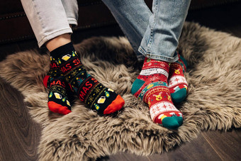 脚色彩斑斓的羊毛袜子腿冬天圣诞节袜子舒适的首页室内圣诞节袜子双脚穿着圣诞节soks大气圣诞节的想法快乐家庭
