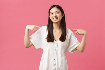 美人情绪夏天休闲假期概念热情的快乐的可爱的亚洲女孩白色衣服指出pleasesd脸志愿者加入公司