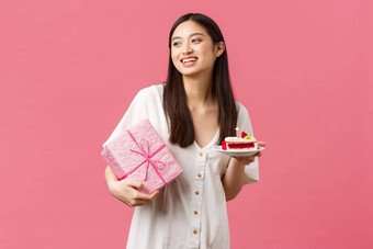 庆祝活动聚会，派对假期有趣的概念梦幻快乐漂亮的生日女孩白色衣服微笑接<strong>收礼</strong>物吃生日蛋糕粉红色的背景