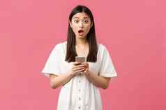 美人情绪技术概念说不出话来惊讶亚洲女孩反应大新闻超级大促销活动读在线智能手机站在相机