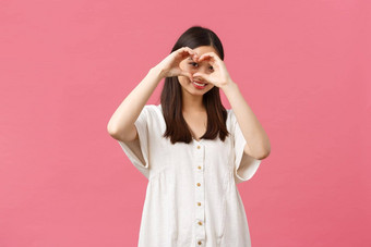 美人情绪夏天休闲概念可爱的浪漫的害羞的亚洲女孩白色衣服承<strong>认同</strong>情爱显示心标志微笑粉红色的背景