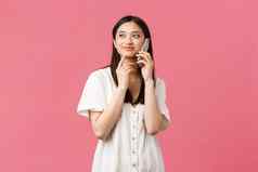 美人情绪技术概念深思熟虑的亚洲女孩使订单交付智能手机思考会说话的电话思考选择粉红色的背景