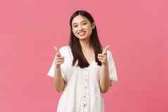 美人情绪夏天休闲假期概念快乐的愚蠢的朝鲜文女孩白色衣服显示竖起大拇指微笑微笑很高兴满意产品推荐