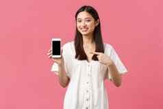 美人情绪技术概念漂亮的时尚的朝鲜文女孩显示应用程序智能手机屏幕女人促进商店应用程序指出手指移动电话微笑