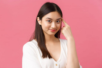 美沙龙头发的护理护肤品产品广告概念特写镜头美丽的时尚的年轻的亚洲女人采取护理脸特殊的产品微笑相机很高兴
