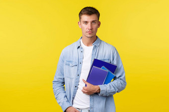 教育课程大学概念严肃的表情大学学生的家伙笔记本电脑确定相机休闲表达式标题类黄色的背景