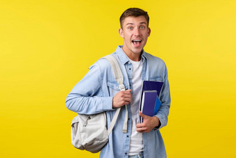 教育课程大学概念惊讶快乐微笑的家伙惊讶标题类大学董事会学校持有背包笔记本电脑