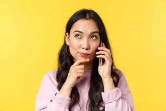 人情绪生活方式休闲美概念深思熟虑的可爱的亚洲女孩思考使电话调用书表格<strong>订单</strong>食物<strong>外卖</strong>上左角落里使选择