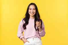 人情绪生活方式休闲美概念年轻的快乐亚洲女学生抓住咖啡讲座开始大学持有杯笑相机无忧无虑的黄色的背景