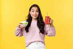 人情绪健康的生活方式食物概念愚蠢的可爱的亚洲美丽的女孩显示奶昔素食主义者沙拉微笑保持饮食站黄色的背景