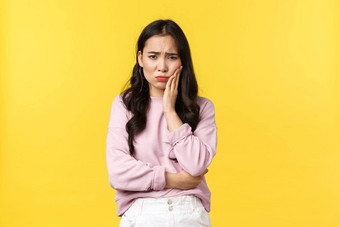 人情绪生活方式时尚概念陷入困境的不安年轻的亚洲女人感觉牙痛触碰牙齿扮鬼脸疼痛站任命牙医黄色的背景