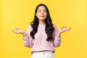 生活方式情绪广告概念病人平静微笑美丽的亚洲女孩身体控制吸入空气实践瑜伽呼吸冥想快乐黄色的背景