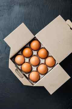新鲜的鸡蛋纸蛋盒子黑色的背景前视图平躺