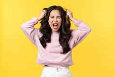生活方式情绪广告概念愤怒的陷入困境的亚洲女人尖叫可恶的愤怒的感觉被激怒美联储拉头发愤怒愤怒黄色的背景