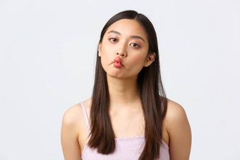 概念美时尚化妆<strong>产品广告</strong>愚蠢的有趣的亚洲女孩衣服吸嘴唇使鱼口站不情愿的白色背景扮鬼脸
