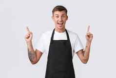 小业务主人咖啡商店工作人员概念热情的咖啡师邀请大开放指出手指横幅微笑兴奋站白色背景快乐的
