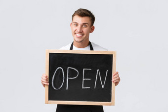 小零售业务主人咖啡馆餐厅员工概念微笑友好的服务员咖啡师显示开放标志邀请客人享受喝夏天促销白色背景