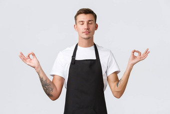 员工杂货店商店咖啡商店概念确定平静放松咖啡师冥想情绪控制持有手横盘整理Zen手势实践瑜伽