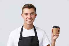 咖啡馆餐厅咖啡商店主人零售概念特写镜头拍摄友好的英俊的咖啡师服务员服务外卖喝客户端持有纸杯微笑白色背景