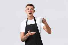 小业务咖啡商店咖啡馆餐厅概念友好的英俊的服务员咖啡师销售喝将客人卡布奇诺咖啡杯子微笑快乐白色背景