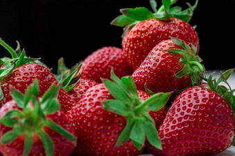 新鲜的草莓<strong>背景</strong>成熟的特写镜头