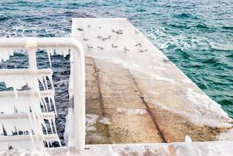 冬天场景混凝土码头覆盖冰