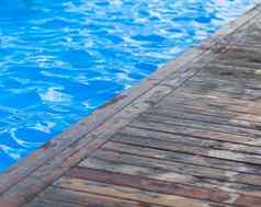 蓝色的清晰的水露天游泳池边缘池