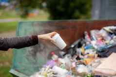 女人扔纸板玻璃回收本大垃圾本