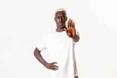 肖像不高兴非裔美国人金发碧眼的男人。扩展手显示停止手势限制禁止行动站白色背景