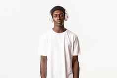 肖像很酷的英俊的非洲-阿梅尔坎的家伙无檐小便帽听音乐无线耳机白色背景