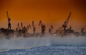 建设核破冰船魔法日落起重机波罗的海船厂冷<strong>淡</strong>的冬天一天蒸汽neva河光滑的表面河天空<strong>橙色</strong>颜色