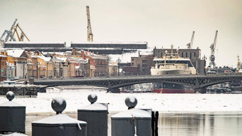 全景图像冬天城市圣彼得堡风景如画的反射<strong>水日</strong>落大船停泊布拉戈维申斯基桥英语路堤
