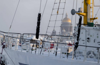 金圆顶以撒大教堂停泊帆船冷淡的一天冬天景观彼得堡