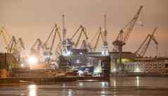 建设核破冰船晚上起重机波罗的海船厂冷淡的冬天一天蒸汽neva河光滑的表面河雾