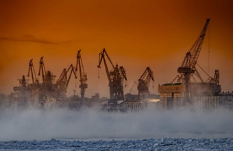 建设核破冰船魔法日落起重机波罗的海船厂冷<strong>淡</strong>的冬天一天蒸汽neva河光滑的表面河天空<strong>橙色</strong>颜色