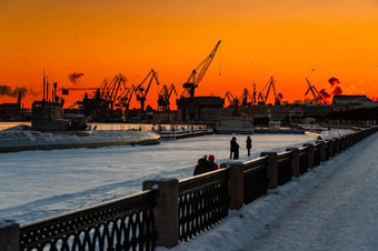 建设核破冰船魔法日落起重机波罗的海船厂冷淡的冬天一天蒸汽neva河光滑的表面河天空橙色颜色