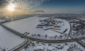 无人机点视图冬天彼得堡日落冻neva河蒸汽城市彼得保罗堡垒车交通三一桥喙的列宫吊桥全景视图