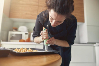 美丽的高加索人夫人烹饪使<strong>条状</strong>拿糕点套管首页