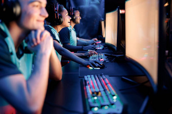 专业团队玩的电子竞技游戏电脑互联网俱乐部